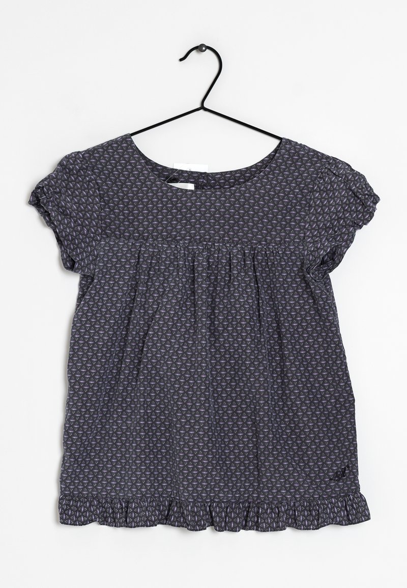 Tmavě modré tričko s krátkými rukávy a volánkovým lemem, zdobené geometrickým vzorem malých trojúhelníků v světlejších odstínech. Bavlněný materiál, volný střih.