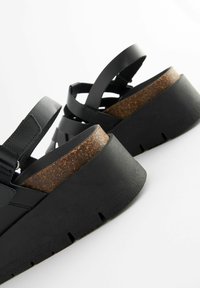 Next REGULAR FIT - Platvormsandaalid - black