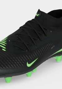 Μαύρο ποδοσφαιρικό παπούτσι Nike με νέον πράσινα τακούνια, λογότυπα Swoosh και κείμενο "NIKESKIN" στην πλευρά, με γιακά σαν κάλτσα και κορδόνια.