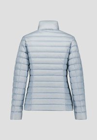 Chaqueta acolchada azul claro con un cuello alto, que presenta rayas horizontales acolchadas, mangas largas y una textura suave y lisa.