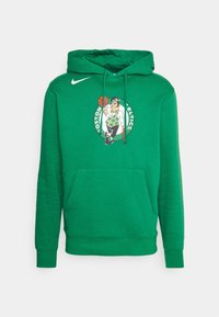 Hoodie vert avec le logo des Boston Celtics représentant un leprechaun faisant tourner un ballon de basket, swoosh Nike sur l'épaule droite, poche kangourou à l'avant.