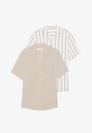 Dwie koszule z krótkim rękawem: jedna beżowa, gładka, z guzikami, a druga biała w pionowe brązowe paski z kołnierzykiem.