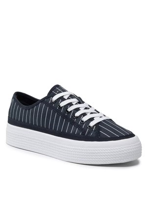 Sneaker in tela blu con strisce verticali bianche, lacci bianchi e suola in gomma bianca texturizzata. Design classico a bassa forma con punta rotonda.