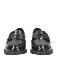 Zwarte gepatineerde leren schoenen met een gladde textuur, voorzien van een brede zwarte band en vierkante gespdetails. Ontwerp met platte zool.