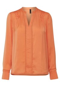 Blusa in satin arancione con scollo a V, dettagli plissettati sulle spalle e una cucitura verticale frontale. Maniche lunghe con polsini a bottoni.