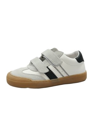 Sneaker bianca e grigia con suola marrone, toppa nera sul tallone, cuciture a zigzag e due cinghie grigie in velcro su sfondo bianco.