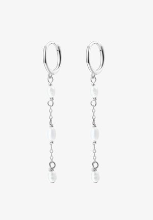 Pendientes de aro plateados con tres perlas blancas suspendidas en una delgada cadena, con un acabado pulido y una textura suave.