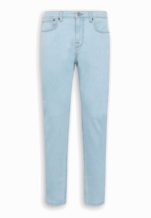 Hellblaue Slim-Fit-Jeans mit fünf Taschen, Knopfverschluss und Gürtelschlaufen, flach auf weißem Hintergrund präsentiert.