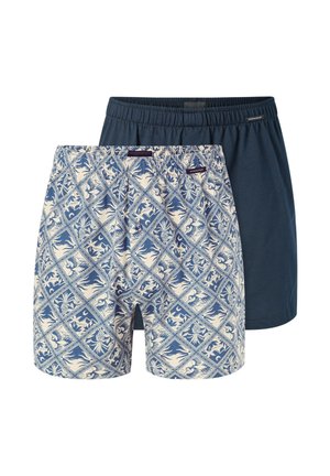 Dwie pary męskich bokserek: jedne wzorzyste w niebiesko-białe geometryczne wzory, drugie w jednolitym ciemnoniebieskim kolorze z elastycznym pasem.