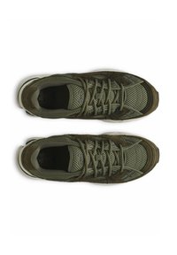 Olivu zaļi sporta apavi ir ar tīkla augšdaļu, zamšādas akcentiem, pastiprinātu purngali un izturīgu gumijas zoli ar struktūru.