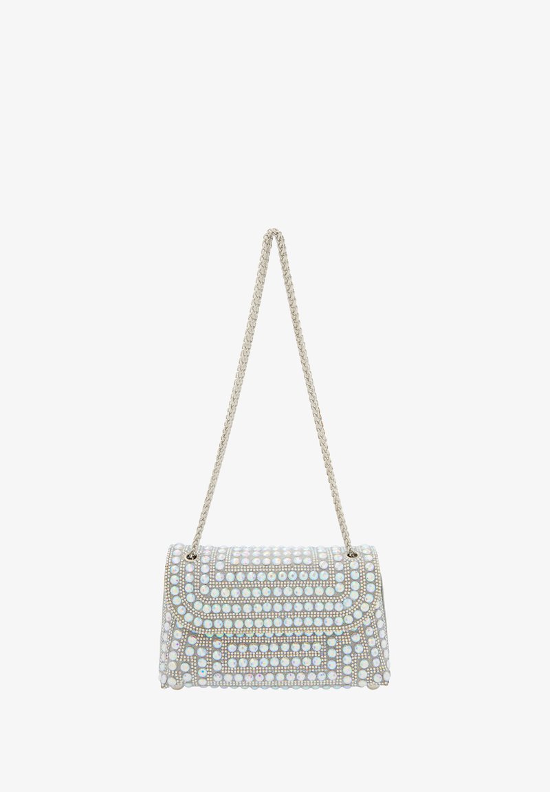 Gyöngyökkel díszített kézitáska lánc pánttal, téglalap alakú, csillogó, irizáló gyöngyökkel és texturált szürke alappal.