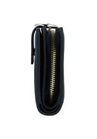 Billetera de cuero negro con un cierre de oro, presenta un diseño compacto y plegado con una textura suave, mostrando costuras detalladas y herrajes.
