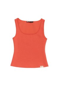 Top rosso in cotone morbido con scollatura rotonda, vestibilità slim e spalline larghe. Presenta un piccolo etichetta del marchio vicino all'orlo.