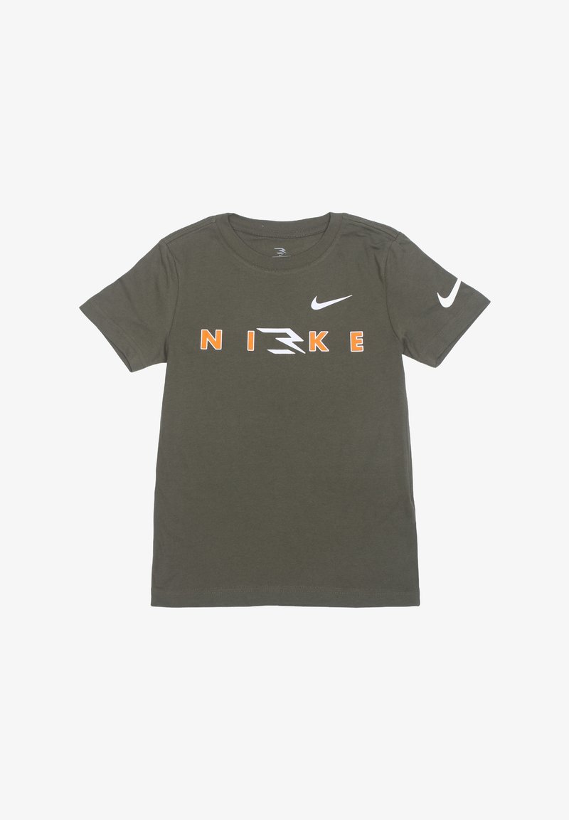 T-shirt Nike vert foncé à manches courtes avec texte Nike orange et blanc ainsi que logos swoosh blancs sur la poitrine et la manche gauche.