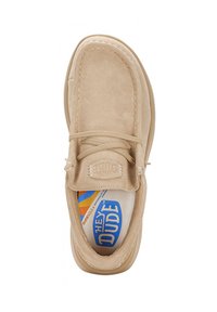 Scarpa slip-on in suede beige con punta rotonda, lacci piatti e soletta imbottita con brand colorati. Texture morbida e design semplice.