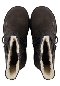Botines de ante marrón con forro de felpa suave, que cuentan con cordones negros y un diseño de punta redonda. Los bordes están cosidos para mayor durabilidad.