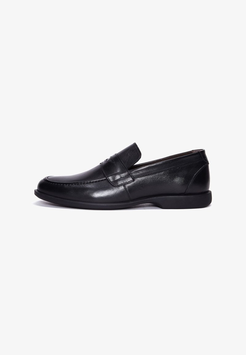 Schwarze Lederloafers mit einer glatten Oberfläche, runder Zehenpartie und einem subtilen gesteppten Design. Verfügt über eine niedrige, flexible Gummisohle.