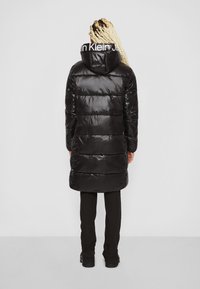 Calvin Klein Jeans SHINY LONG FITTED JACKET - Talvejope - ck black/bright white