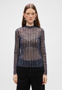Top long-sleeve nero trasparente con righe verticali blu scuro e grigie, collo alto e una texture leggera e morbida.