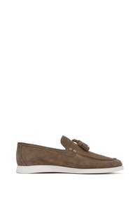 Mocasines de ante marrón con un acento de borlas, suela de goma blanca y detalle de costura. Diseño de perfil bajo con una textura suave.