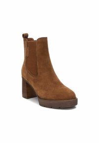 Stivaletto in suede marrone con pannelli elastici laterali, tacco a blocco e punta arrotondata. Parte superiore testurizzata e linguetta per un facile indossamento.