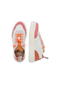 Weiße Sneaker mit orangenen Akzenten, rosa Wildleder-Details und strukturierten Gummisohlen. Geflochtene Vorderseite mit einem Zugriemen an der Ferse.