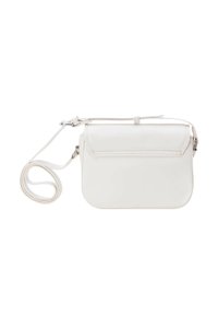 Piccola borsa a tracolla bianca in pelle con chiusura a pattina e tracolla regolabile, avvolta accanto a uno sfondo bianco.