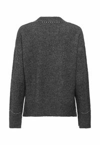 Pull en maille gris foncé à manches longues avec de petits clous métalliques le long de l'encolure et des poignets, présenté de dos sur fond blanc.