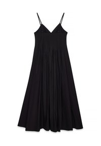 Schwarzes ärmelloses Kleid mit dünnen Trägern, das einen gefältelten Oberteil und einen fließenden, gerafften Rock hat. Glatte Textur und knöchellanges Design.