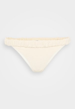 Bas de bikini blanc avec une surface texturée, présentant une taille froncée et une coupe classique. Le tissu semble doux et extensible.