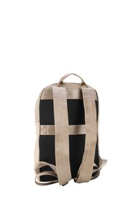 Mochila beige y negra hecha de material duradero, con correas acolchadas, un respaldo de malla para transpirabilidad y un diseño simple y funcional.