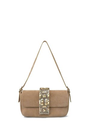 Bolso de hombro de ante beige con un cierre adornado con cristales y una correa delgada, mostrado sobre un fondo blanco.