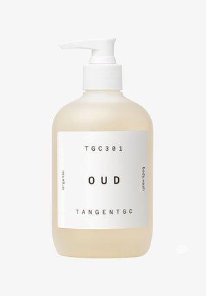 Pompfles Tangent GC biologische Oud-geurige bodywash met wit etiket en zwarte tekst op een effen achtergrond.