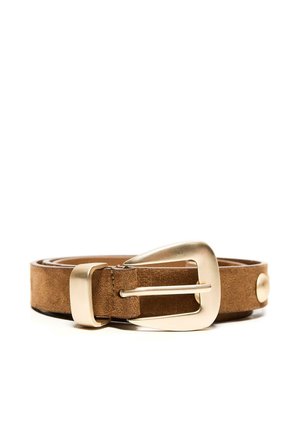 Brunt ruskindbælte med en mat guldfarvet, rektangulær spænde og en matchende bæltestrop, snoet mod en hvid baggrund.