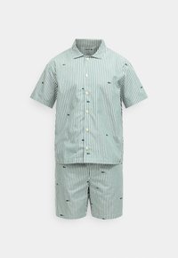 Πράσινο και λευκό κοντομάνικο πουκάμισο με κάθετες ρίγες και κουμπιά, και ταιριαστό σορτς με μικρά κεντημένα λογότυπα κροκοδείλου.