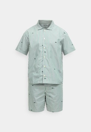 Πράσινο και λευκό κοντομάνικο πουκάμισο με κάθετες ρίγες και κουμπιά, και ταιριαστό σορτς με μικρά κεντημένα λογότυπα κροκοδείλου.