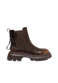 Brązowy skórzany boot na kostkę z teksturowanym wykończeniem, mocną gumową podeszwą i elastycznymi panelami po bokach. Posiada uchwyt oraz kontrastowe szwy.
