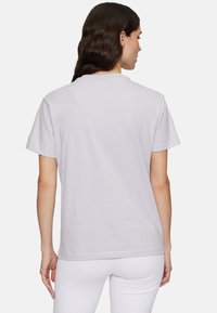 Lys grå bomulds t-shirt med en afslappet pasform. Korte ærmer og en klassisk rund hals. Glat tekstur, ingen synlige mønstre eller accenter.