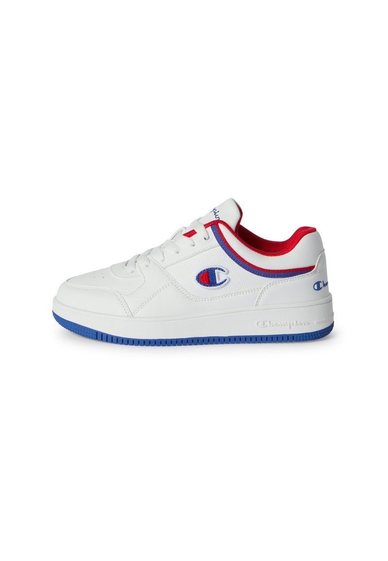 Sneaker bianca in pelle con accenti rossi e blu, dotata di suola bianca testurizzata, chiusura con lacci sul davanti e logo Champion in evidenza sul lato.