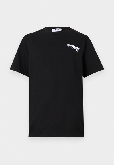 Camiseta de algodón negra con mangas cortas, que presenta un texto blanco y juguetón "msgm!" en el área del pecho izquierdo y un cuello redondo.