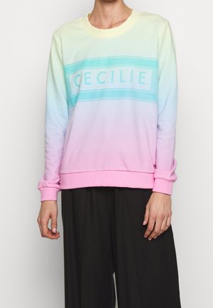 Sweatshirt med en gradientfärgskala från pastellgult till rosa, med en central blå logotyp "CECILIE" och ribbade ärmslut och nederkant.