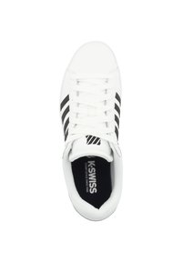 Vit sneaker med svarta ränder, snörningsdesign och en vadderad tunga. Texten på innersulan lyder "K-SWISS COURT STYLE SINCE 1966."