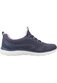 Zapatilla deportiva de malla en color navy con detalles en rosa, puntera redondeada, suela blanca acolchada y una lengüeta. Cuenta con una parte superior transpirable para mayor comodidad.