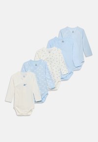 Σετ από πέντε μακρυμάνικα παιδικά φορμάκια σε λευκούς και μπλε τόνους, με σχέδια φάλαινας και ρίγες, τοποθετημένα επικαλυπτόμενα σε λευκό φόντο.