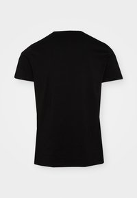 Juoda medvilninė marškinėliai su apvalia iškirpte, trumpomis rankovėmis ir tiesia apačia. Lygus audinys ir paprastas vientisas dizainas.