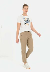 Lichtgekleurde, korte mouwen t-shirt met een bloemenpatroon, gecombineerd met tan cargo pants en lichtgrijze sneakers. Casual outfit weergegeven.