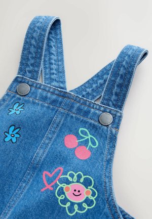 Džinsa kombinezons ar regulējamām zilām lencēm, dekorēts ar rozā ķiršu, ziedu, sirds un smaidīgas sejas motīviem; sudraba metāla aparatūras akcenti.