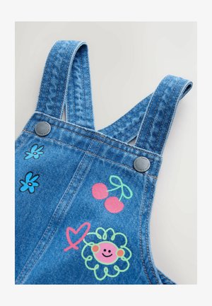 Trapere od trapera s podesivim plavim naramenicama, ukrašene dizajnima ružičastih trešanja, cvijeća, srca i nasmiješenog lica; naglašene srebrnim metalnim detaljima.