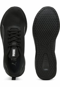 Baskets de sport noires avec une tige en maille, semelle texturée et marquage prominent. Présente un design classique à lacets et un col rembourré.