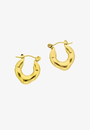 Par af skinnende guldfarvede creoler med chunky, uregelmæssige segmentdesign og hængslede låse på en hvid baggrund.